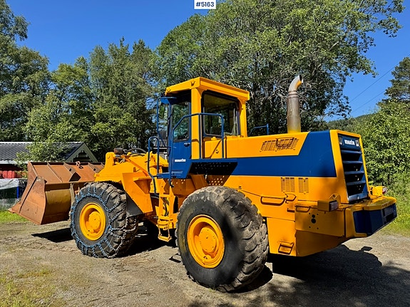 Komatsu WA420-1 2 of 5