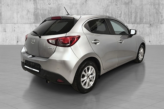 Mazda 2 4 of 5