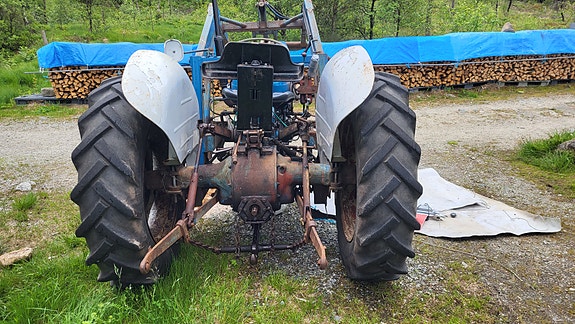 Ford Super Dexta 4 of 5