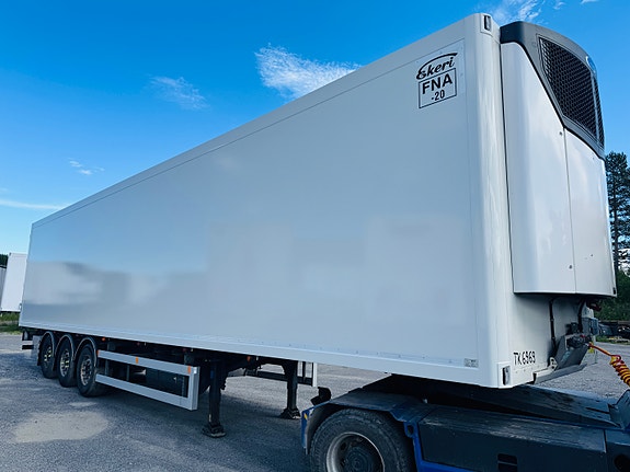 Ekeri FNA trailer med Carrier HE19 2-temp. BAR 2-tons løftelem.  271 cm innvendig høyde og  410 cm utvendig.  Hel og pen klar til levering. 5 of 5
