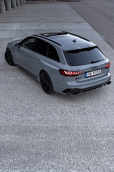 Audi RS4 3 of 5