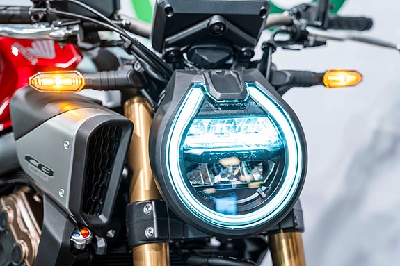 Honda CB650R E-CLUTCH - AGM Edition med varmeholker, Sw-Motech Blaze sidevesker og Daypack tankbag 11 of 20