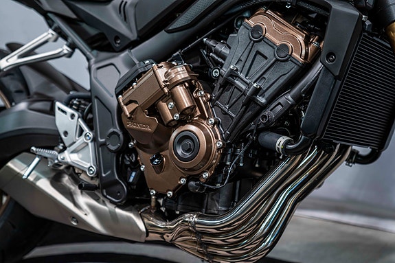Honda CB650R E-CLUTCH - AGM Edition med varmeholker, Sw-Motech Blaze sidevesker og Daypack tankbag 3 of 20
