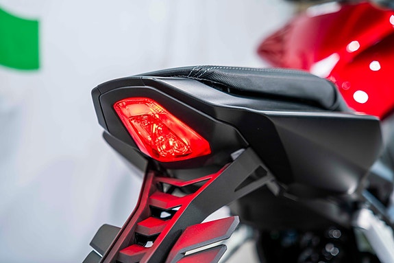 Honda CB650R E-CLUTCH - AGM Edition med varmeholker, Sw-Motech Blaze sidevesker og Daypack tankbag 5 of 20