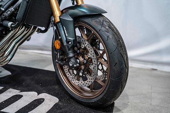 Honda CB650R E-CLUTCH - AGM Edition med varmeholker, Sw-Motech Blaze sidevesker og Daypack tankbag 2 of 20