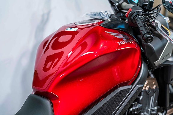 Honda CB650R E-CLUTCH - AGM Edition med varmeholker, Sw-Motech Blaze sidevesker og Daypack tankbag 6 of 20