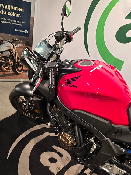 Honda CB650R E-CLUTCH - AGM Edition med varmeholker, Sw-Motech Blaze sidevesker og Daypack tankbag 19 of 20