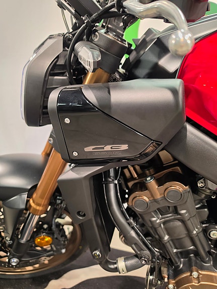 Honda CB650R E-CLUTCH - AGM Edition med varmeholker, Sw-Motech Blaze sidevesker og Daypack tankbag 18 of 20