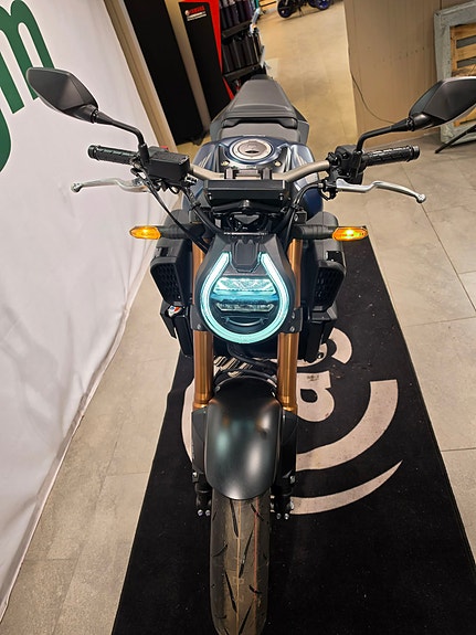 Honda CB650R E-CLUTCH - AGM Edition med varmeholker, Sw-Motech Blaze sidevesker og Daypack tankbag 17 of 20