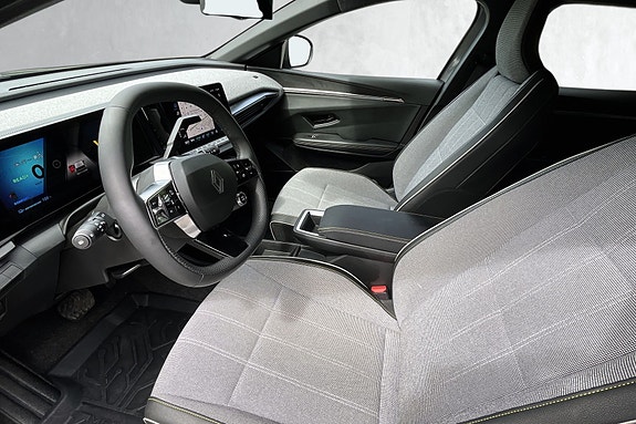 Renault Megane E-Tech 10 of 17