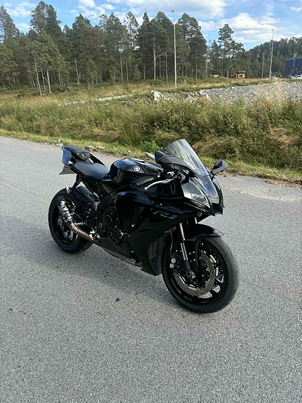 Yamaha YZF-R1 2 of 5