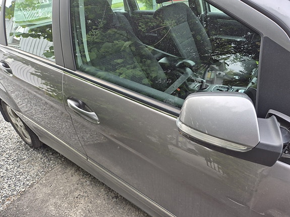 Mercedes-Benz B180 4 of 5