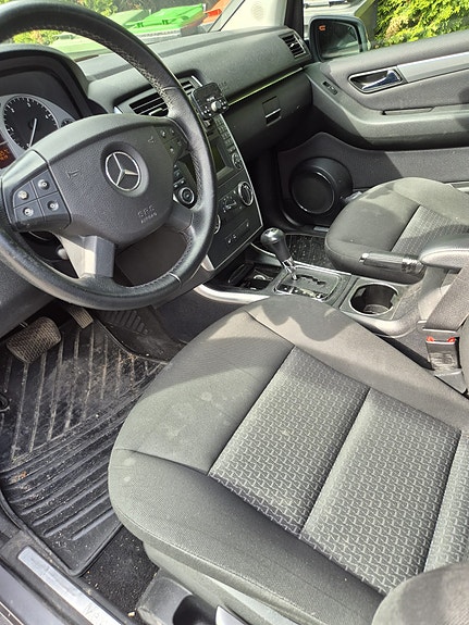 Mercedes-Benz B180 3 of 5