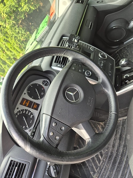 Mercedes-Benz B180 2 of 5