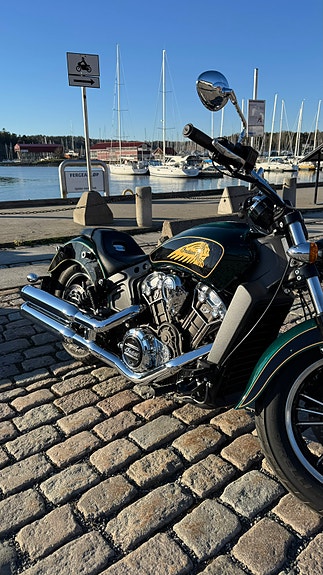 INDIAN Scout Metallic Jade/Thunder Black 2 of 5