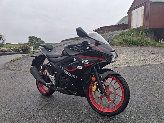 Suzuki GSX-R 125 3 of 5