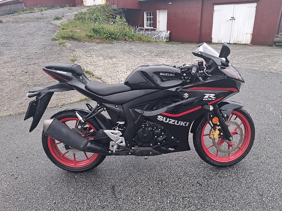Suzuki GSX-R 125 2 of 5