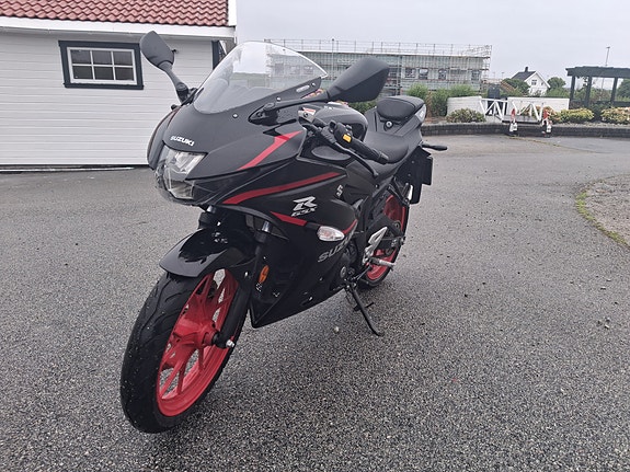 Suzuki GSX-R 125 4 of 5