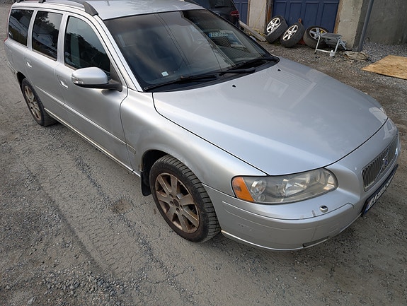 Volvo V70 2 of 12