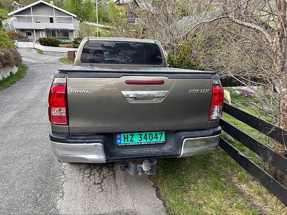 Toyota HiLux 2 of 5