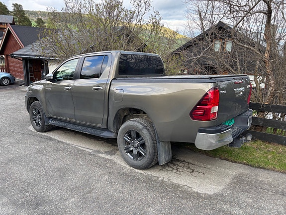 Toyota HiLux 3 of 5