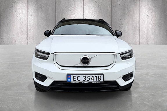 Volvo XC40 2 of 5