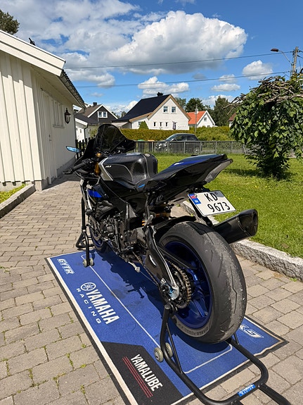 Yamaha YZF-R1 3 of 11