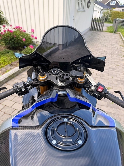 Yamaha YZF-R1 10 of 11