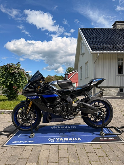 Yamaha YZF-R1 2 of 11