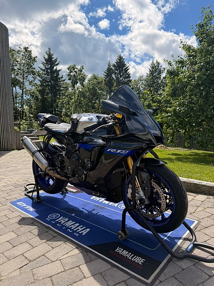 Yamaha YZF-R1 8 of 11