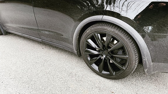 Tesla Model X 4 of 9