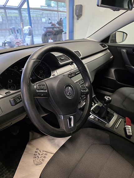 Volkswagen Passat 10 of 14