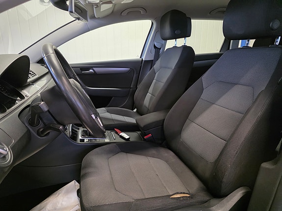 Volkswagen Passat 9 of 14