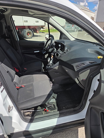Ford Transit Connect 8 of 9