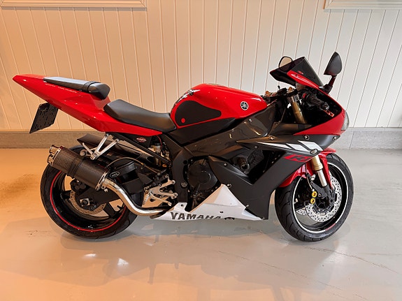 Yamaha YZF-R1 2 of 6