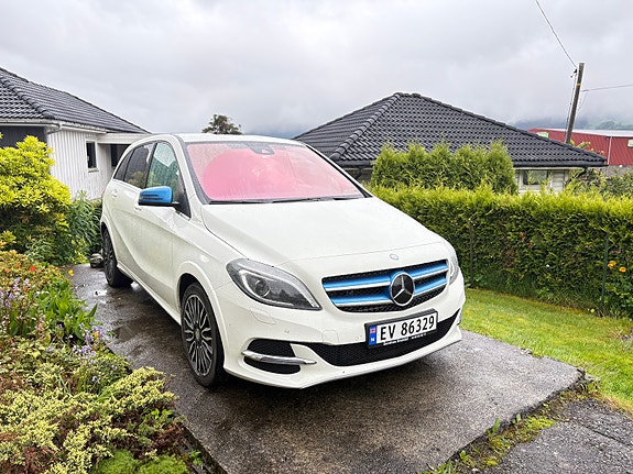 Mercedes-Benz B250 4 of 5