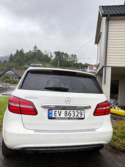 Mercedes-Benz B250 2 of 5