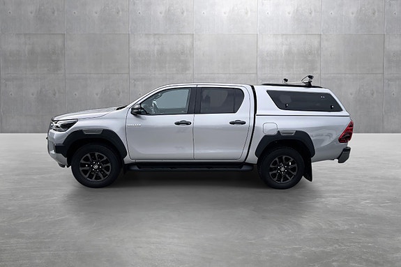 Toyota HiLux 2 of 5