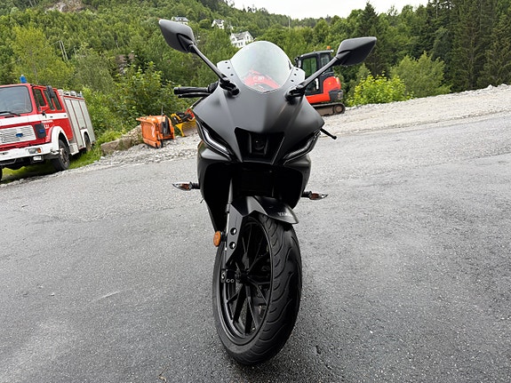 Yamaha YZF-R 125 2 of 5