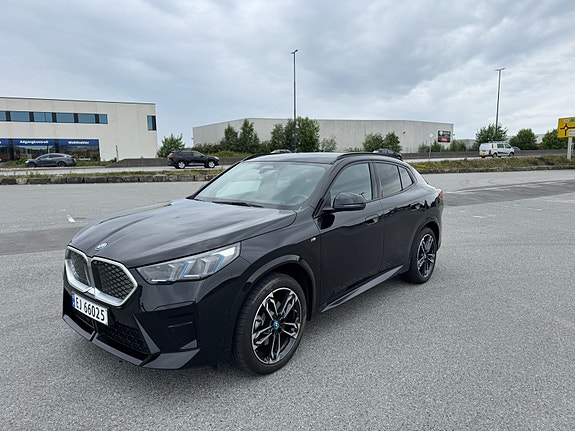 BMW iX2 3 of 27