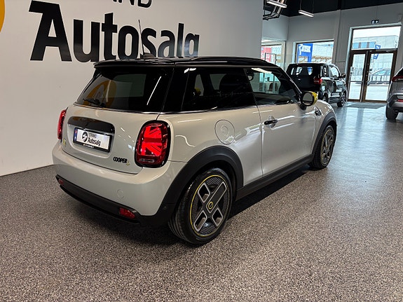 MINI Cooper SE 4 of 5