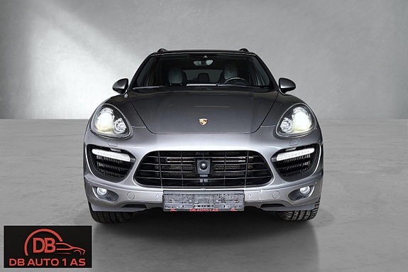Porsche Cayenne 2 of 5