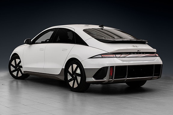 Hyundai Ioniq 6 2 of 5