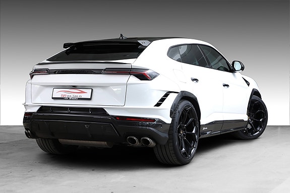 Lamborghini Urus 5 of 5