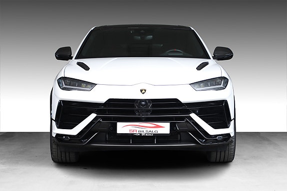Lamborghini Urus 2 of 5