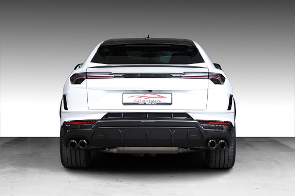 Lamborghini Urus 4 of 5