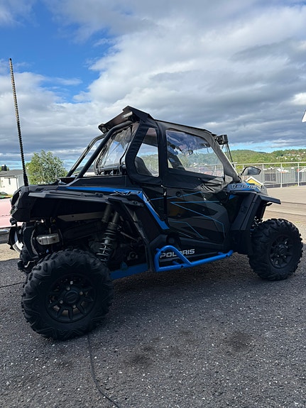 Polaris RZR XP 1000 3 of 5