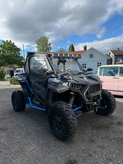 Polaris RZR XP 1000 4 of 5