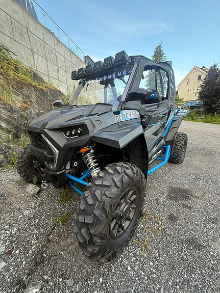 Polaris RZR XP 1000 2 of 5