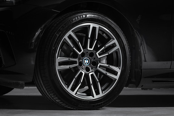 BMW i5 3 of 5